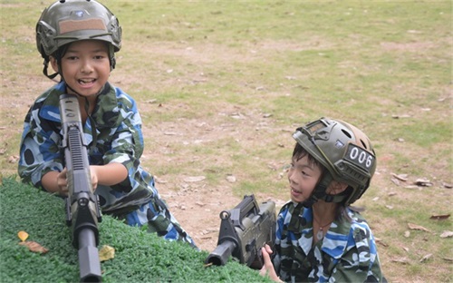 广州黄埔军校军事夏令营提醒您: 教育孩子不可以一味地对小孩妥协